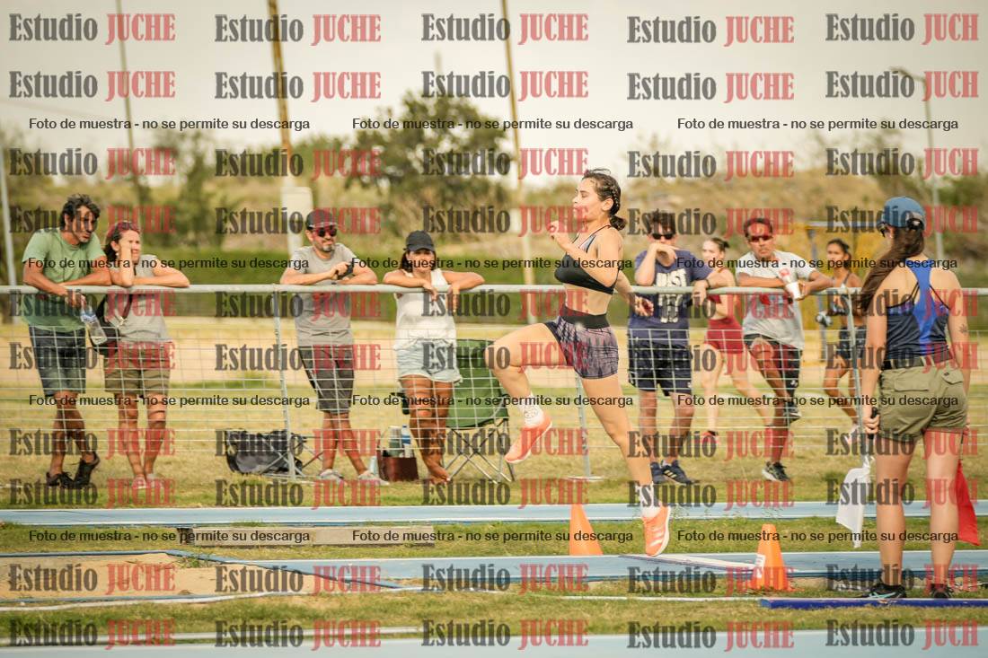 Fotos del salto en largo de mujeres