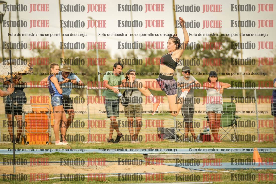 Fotos del salto en largo de mujeres