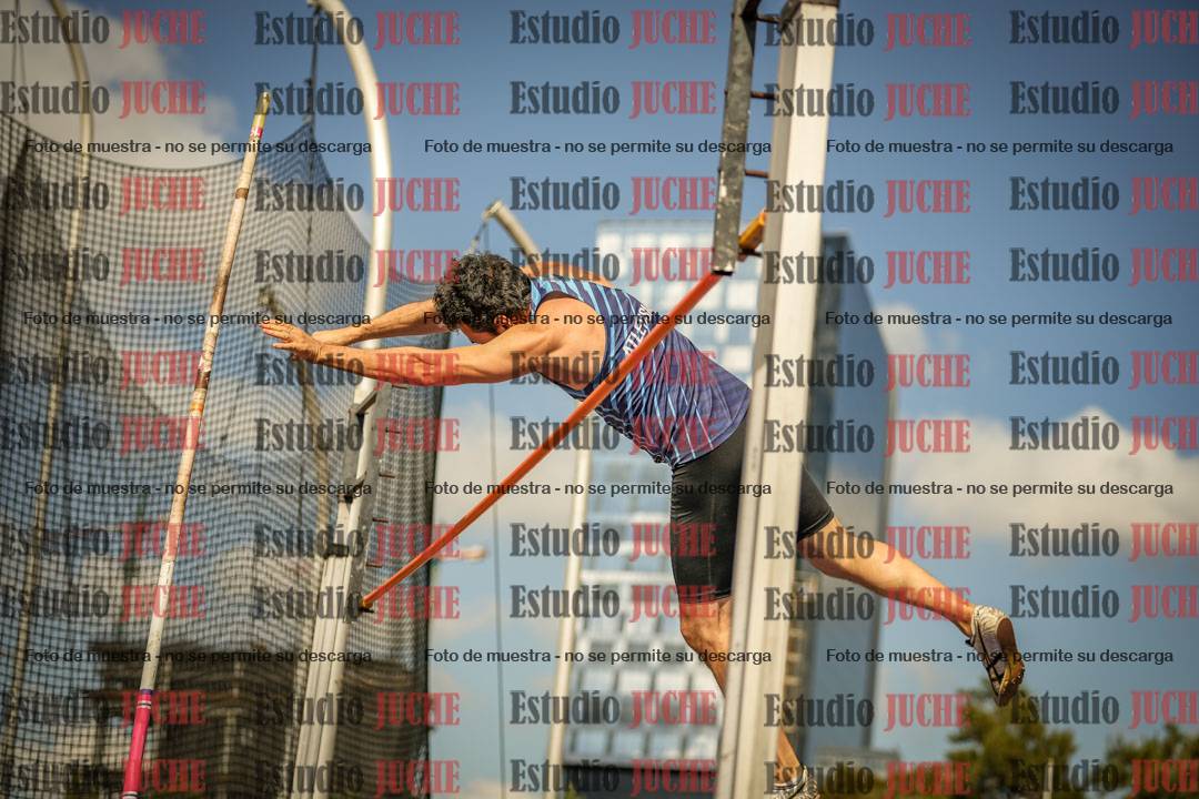 Fotos del salto con garrocha de mujeres y varones