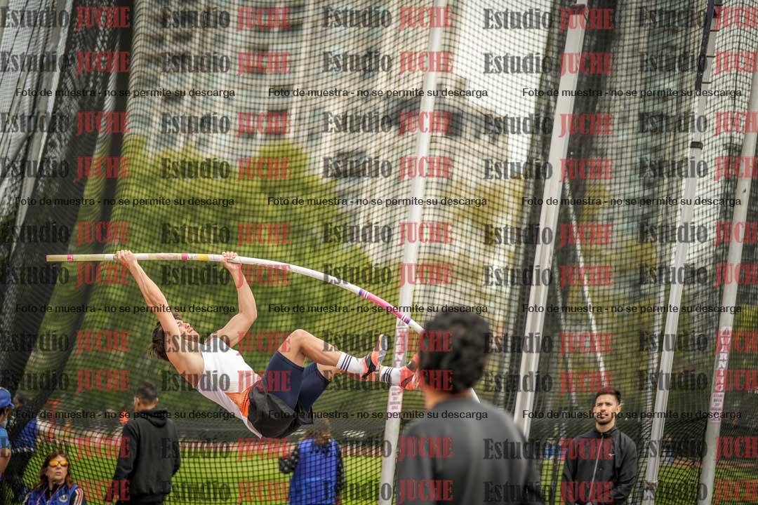 Fotos del salto con garrocha de varones