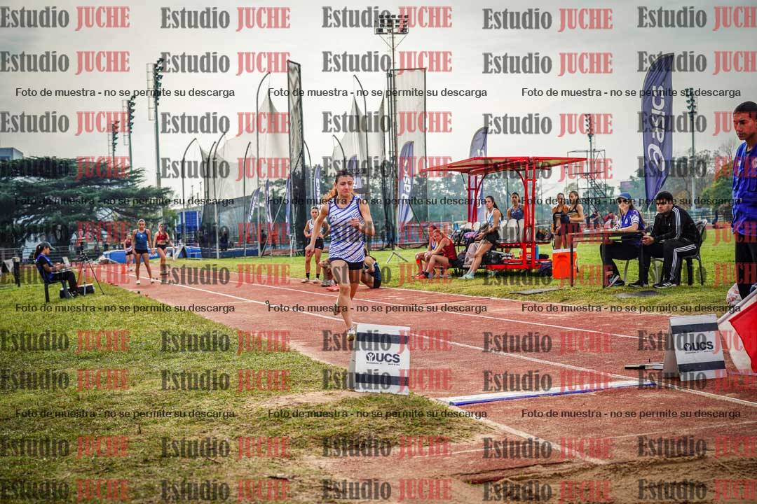 Fotos del salto en largo de mujeres