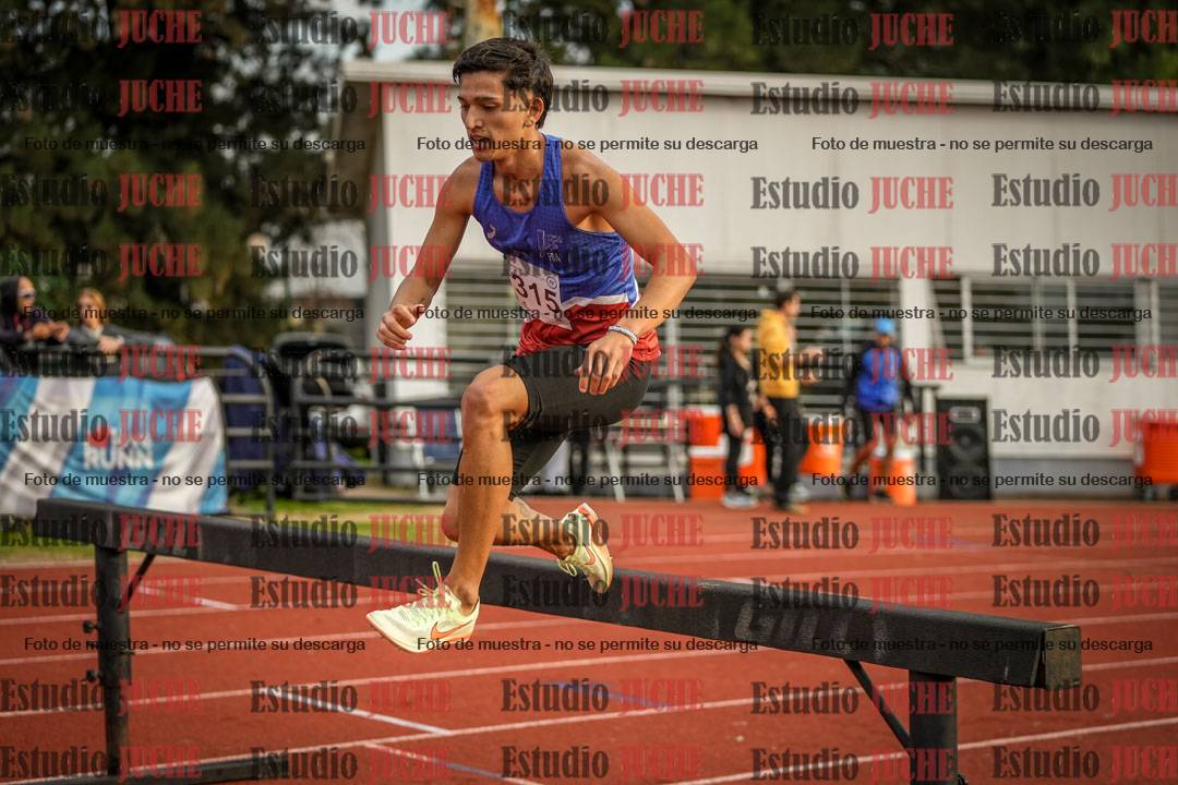 Fotos de los 3000 m con obstáculos de varones