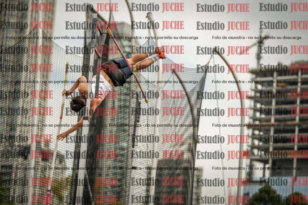 Fotos del salto con garrocha de varones