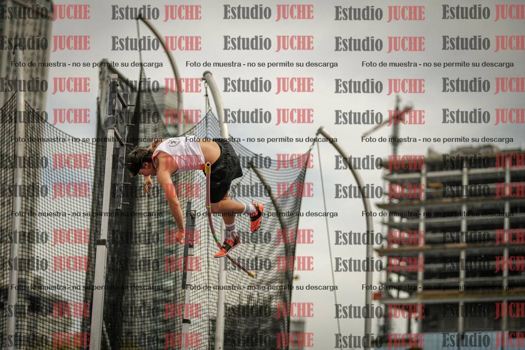 Fotos del salto con garrocha de varones