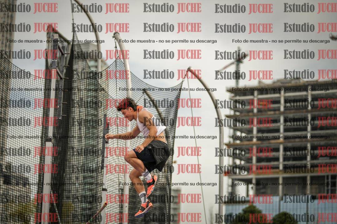 Fotos del salto con garrocha de varones