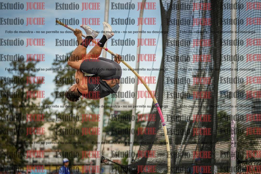 Fotos del salto con garrocha de varones