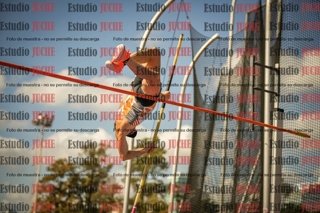 Fotos del salto con garrocha de mujeres y varones