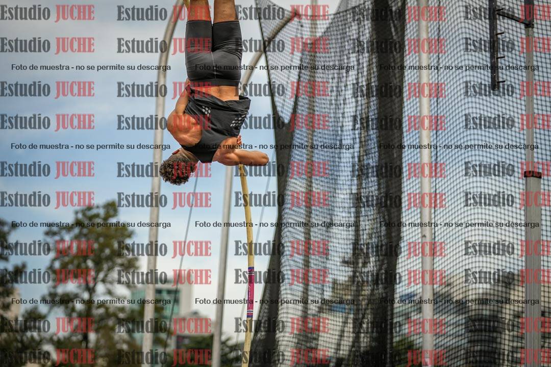 Fotos del salto con garrocha de varones