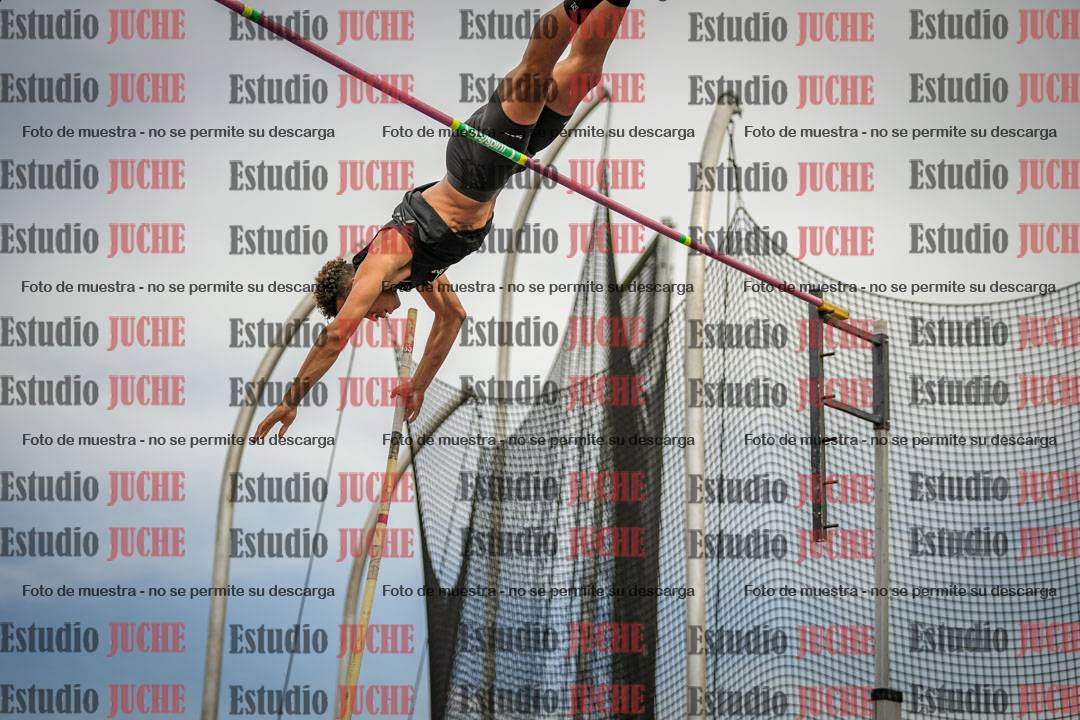 Fotos del salto con garrocha de varones