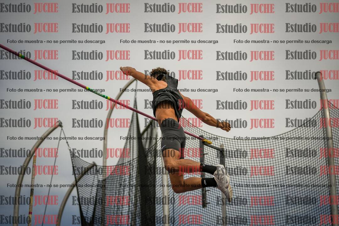 Fotos del salto con garrocha de varones
