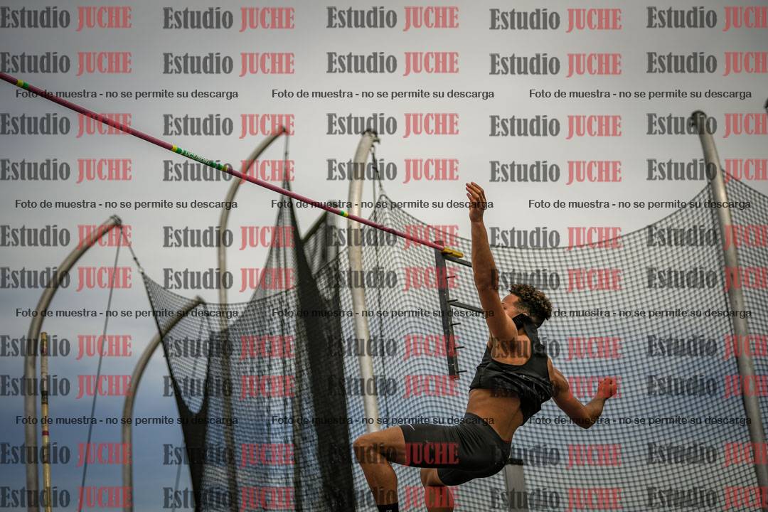 Fotos del salto con garrocha de varones