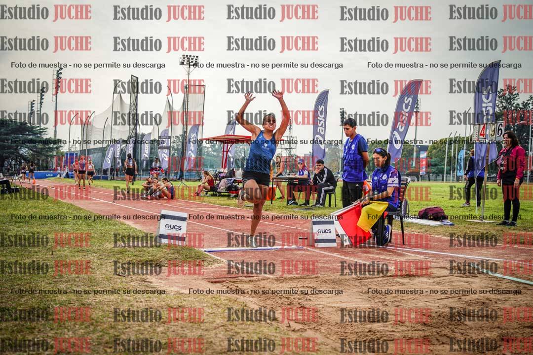 Fotos del salto en largo de mujeres