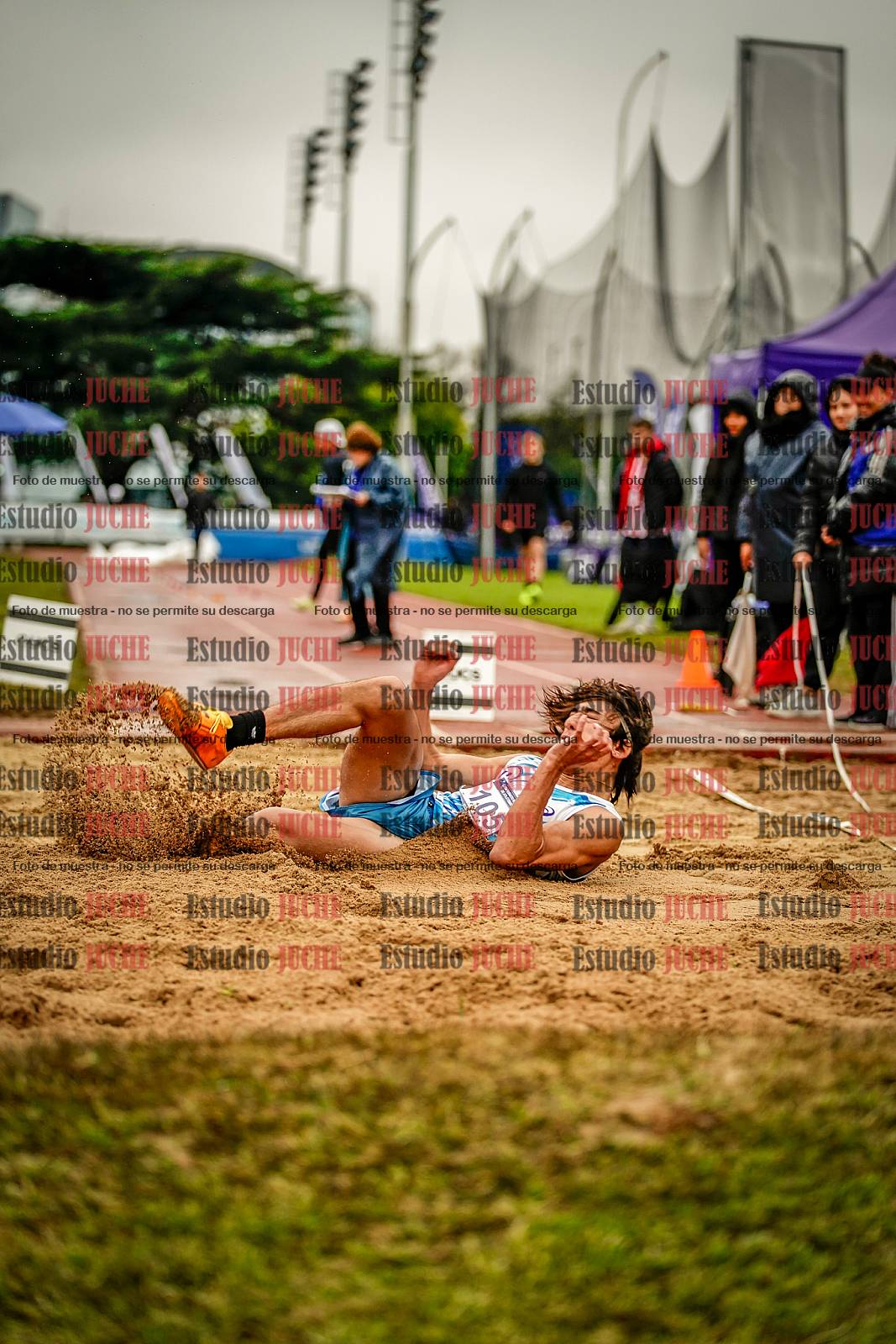 Fotos del salto en largo de varones