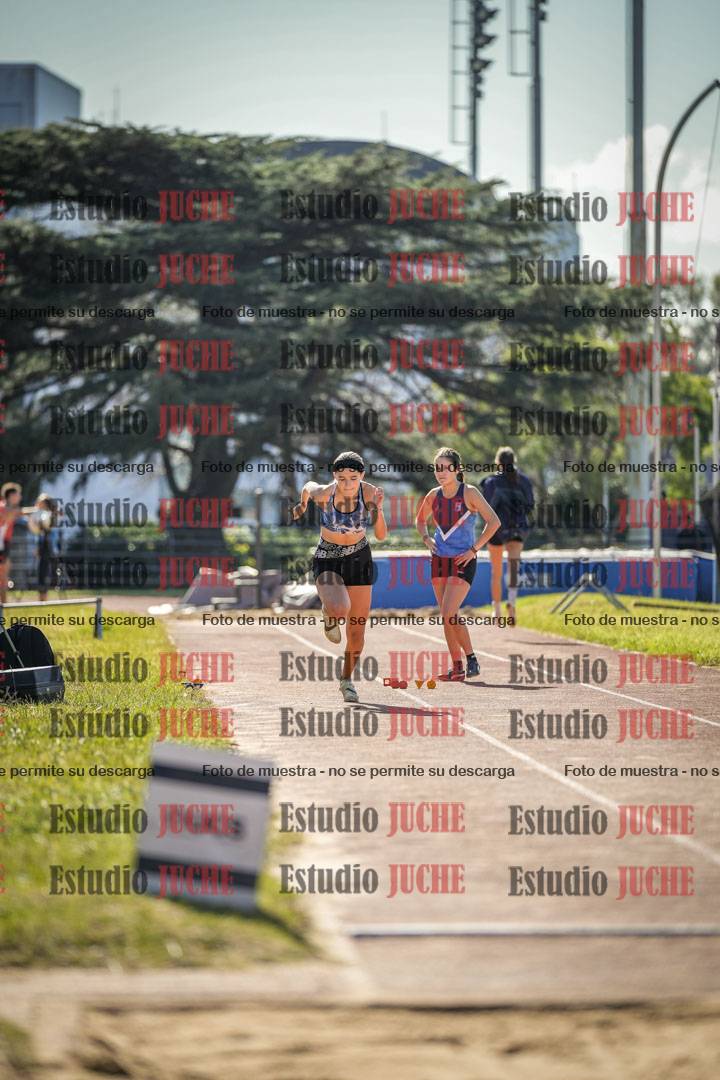 Fotos del salto en largo de mujeres