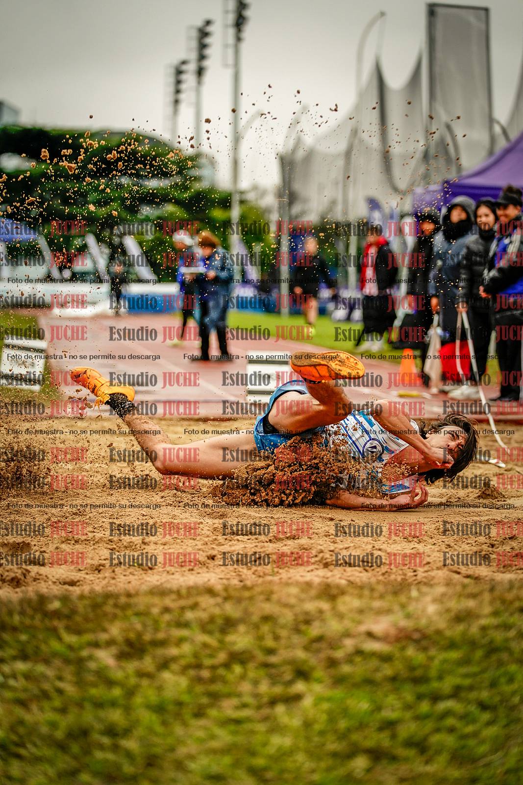 Fotos del salto en largo de varones
