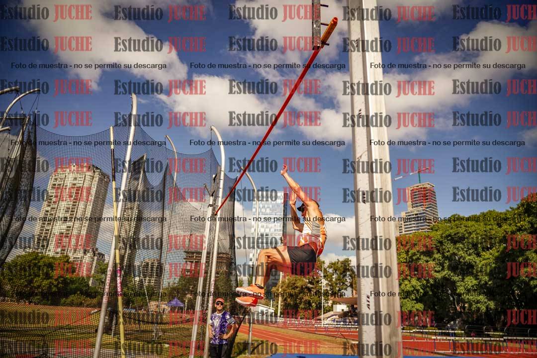 Fotos del salto con garrocha de mujeres y varones