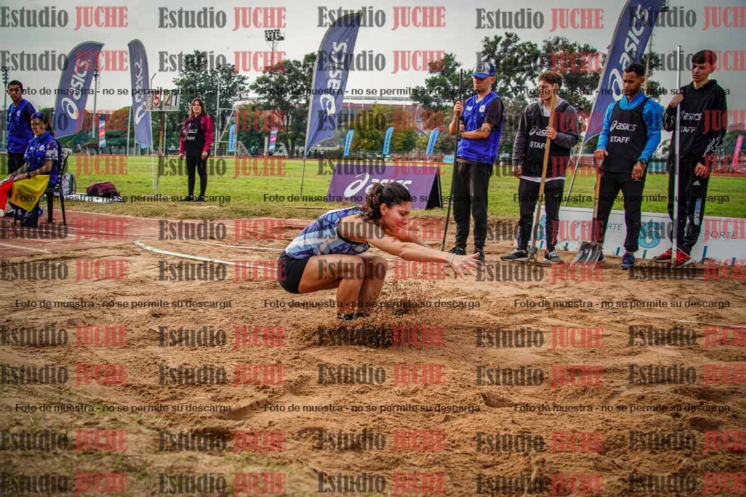 Fotos del salto en largo de mujeres