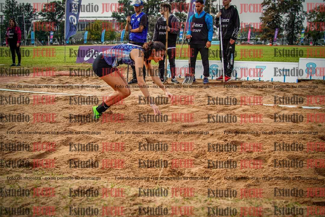 Fotos del salto en largo de mujeres