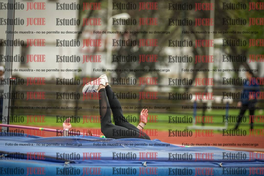 Fotos del salto en alto de mujeres y varones - todos los grupos