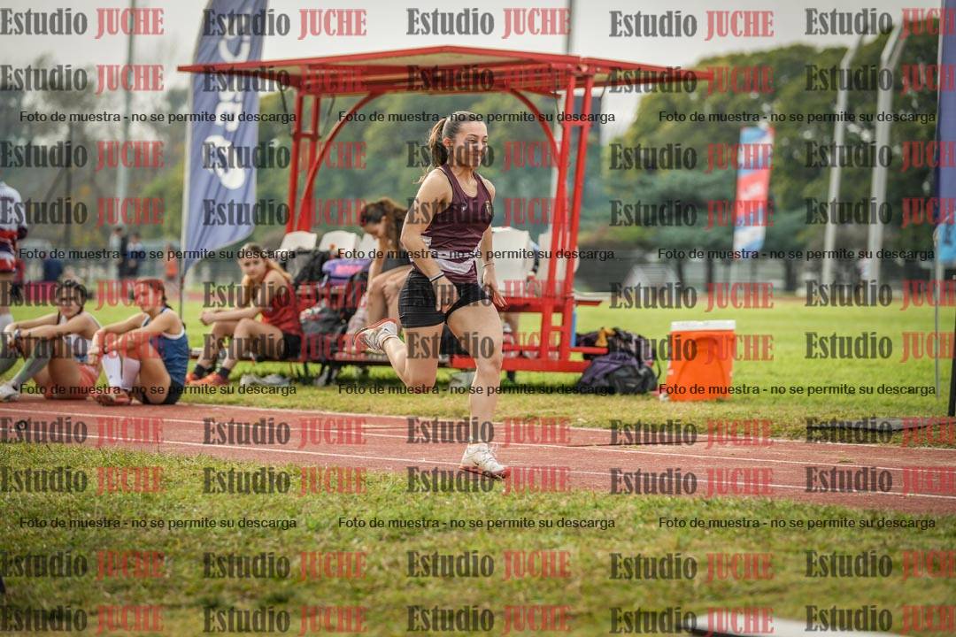 Fotos del salto en largo de mujeres