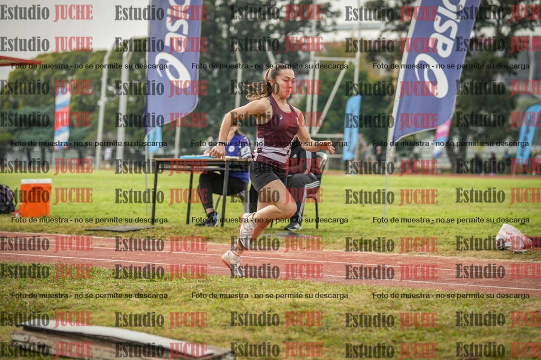 Fotos del salto en largo de mujeres