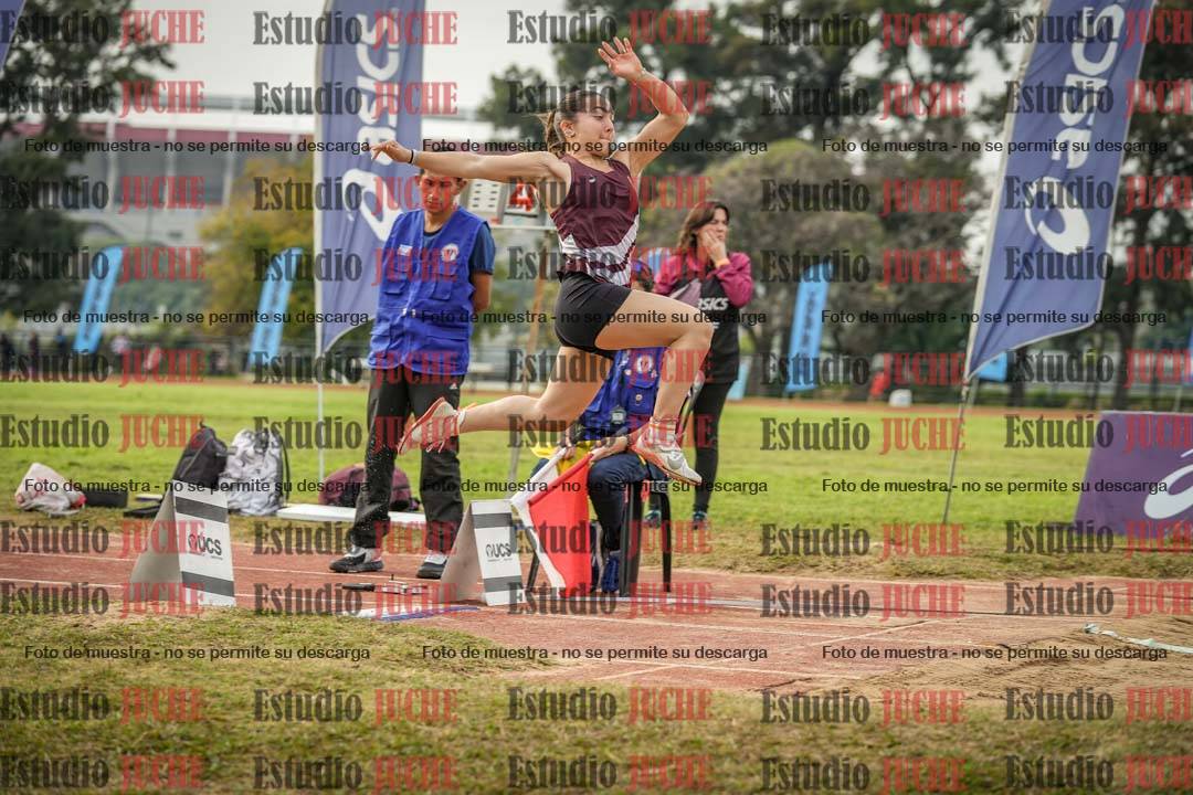 Fotos del salto en largo de mujeres