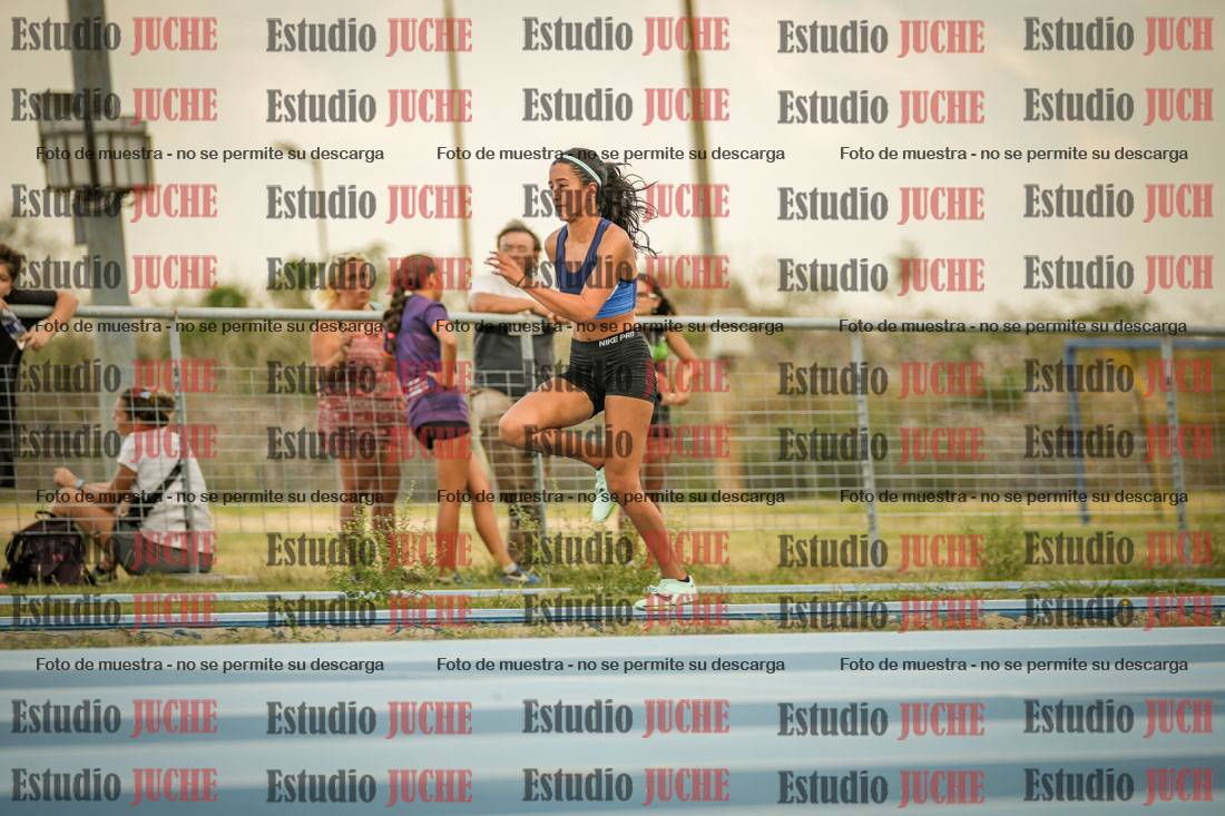 Fotos del salto en largo de mujeres