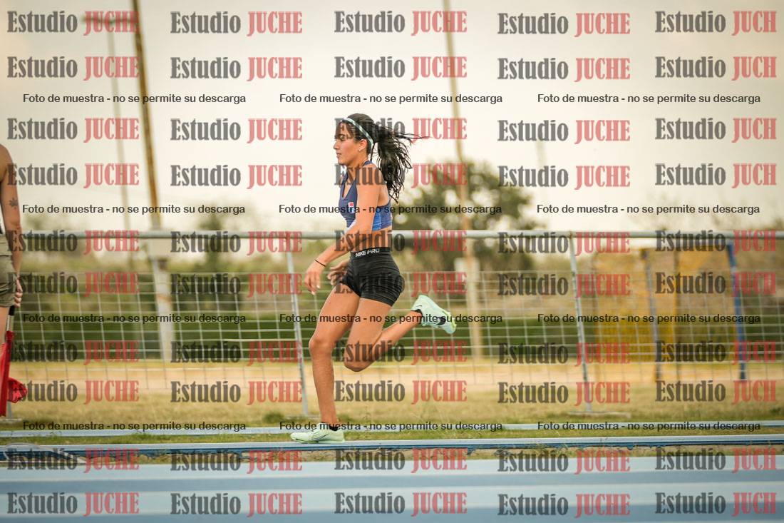 Fotos del salto en largo de mujeres