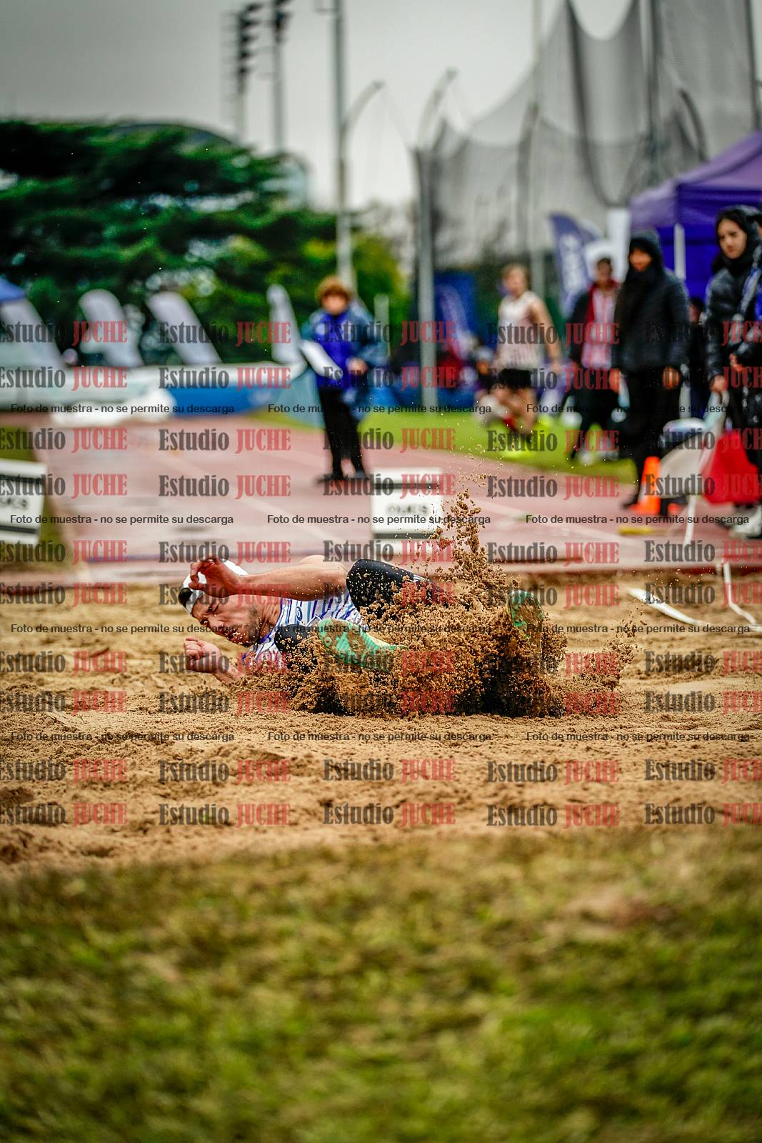 Fotos del salto en largo de varones