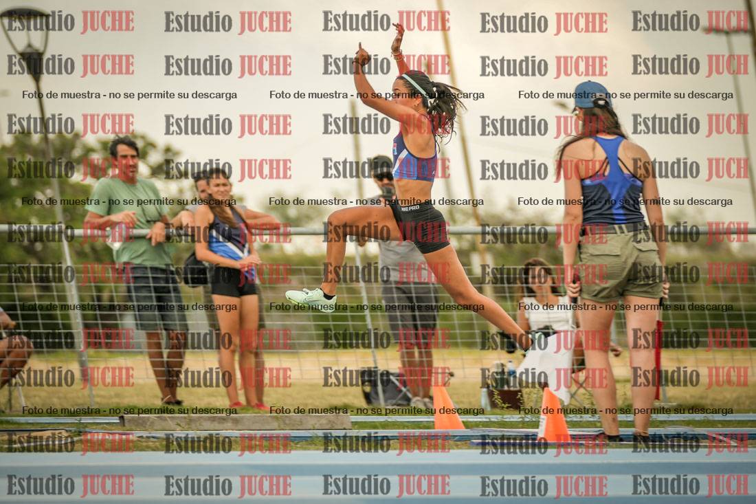Fotos del salto en largo de mujeres