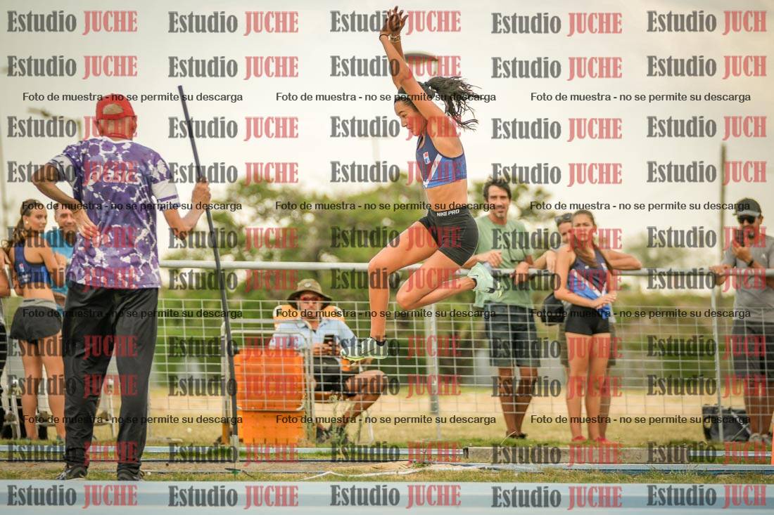 Fotos del salto en largo de mujeres