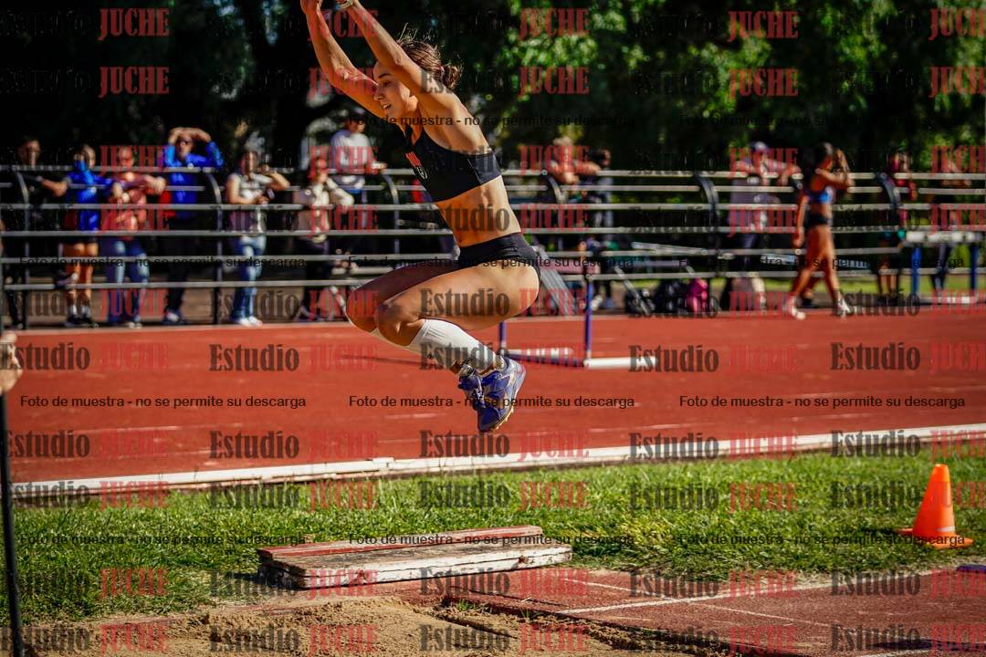 Fotos del salto en largo de mujeres