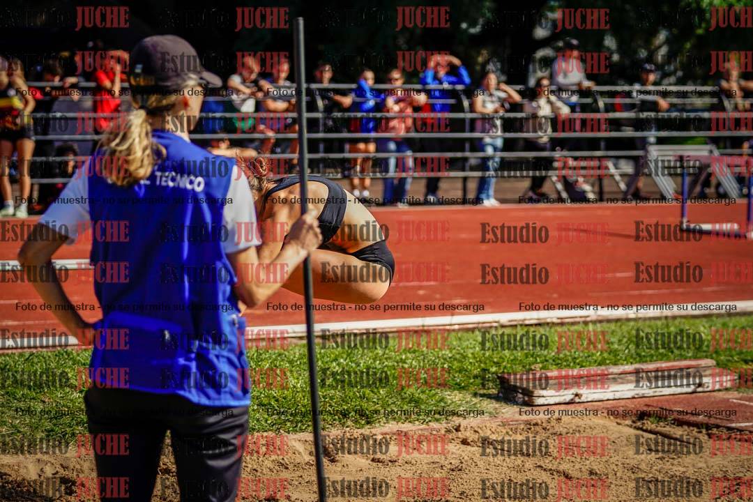 Fotos del salto en largo de mujeres