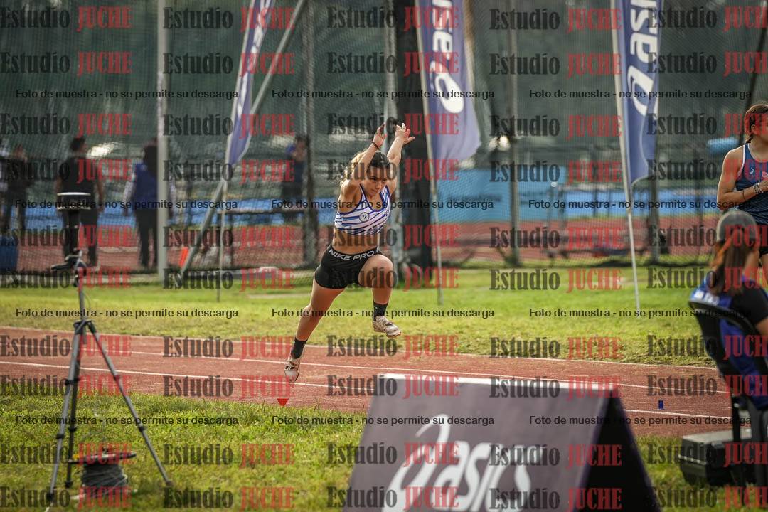 Fotos del salto en largo de mujeres