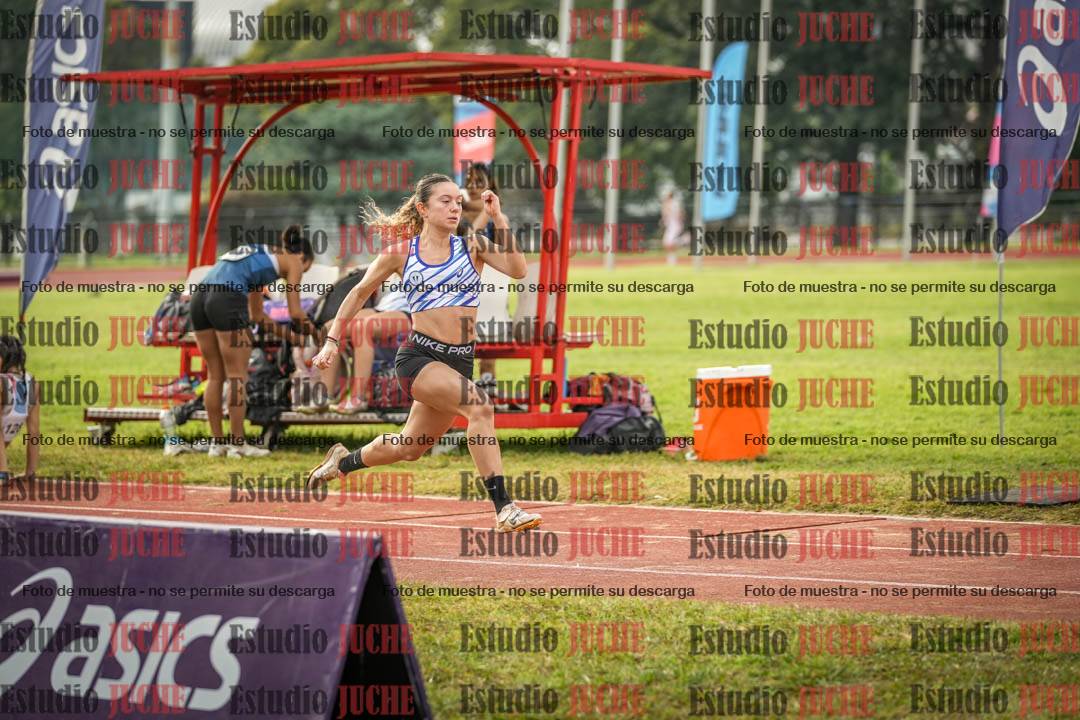 Fotos del salto en largo de mujeres