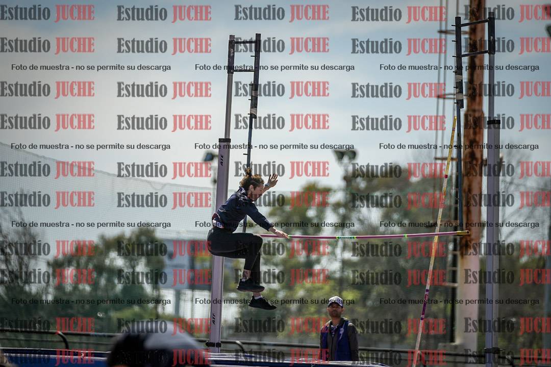 Fotos del salto con garrocha de mujeres y varones