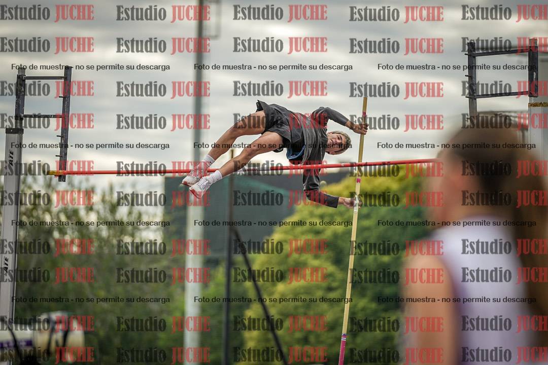 Fotos del salto con garrocha de mujeres y varones