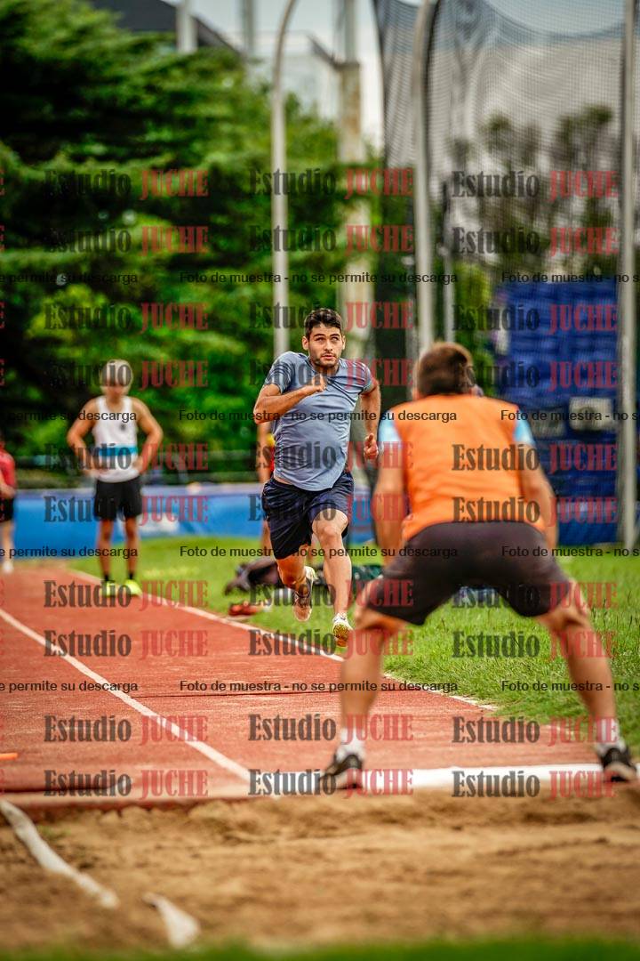 Fotos del salto en largo de varones
