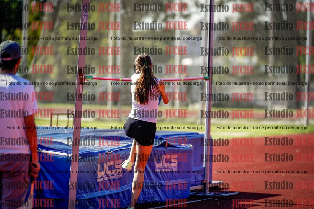 Fotos del salto en alto de mujeres y varones