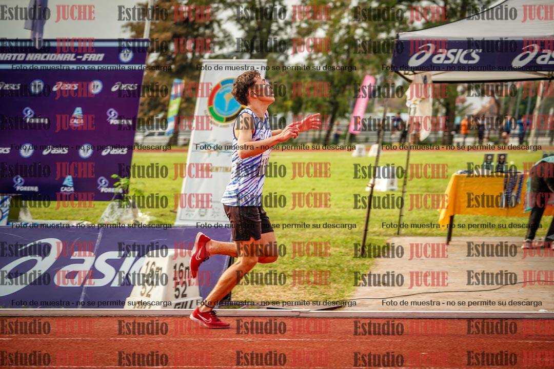 Fotos de los 3000 m con obstáculos de varones