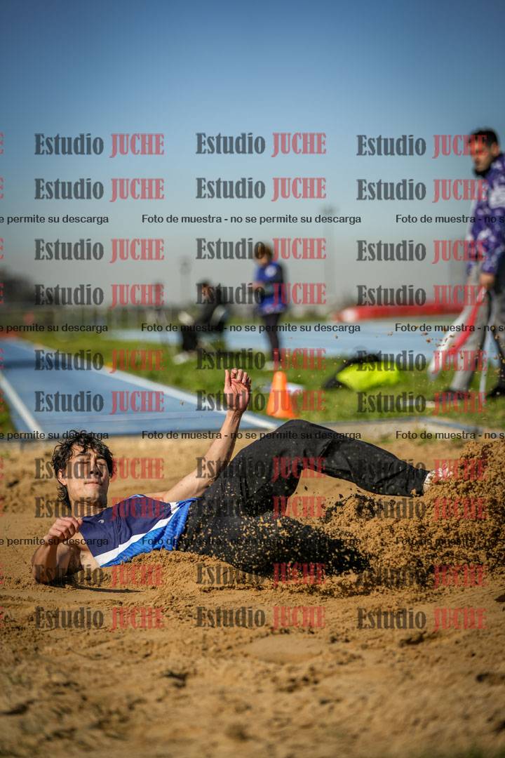 Fotos del salto en largo de varones