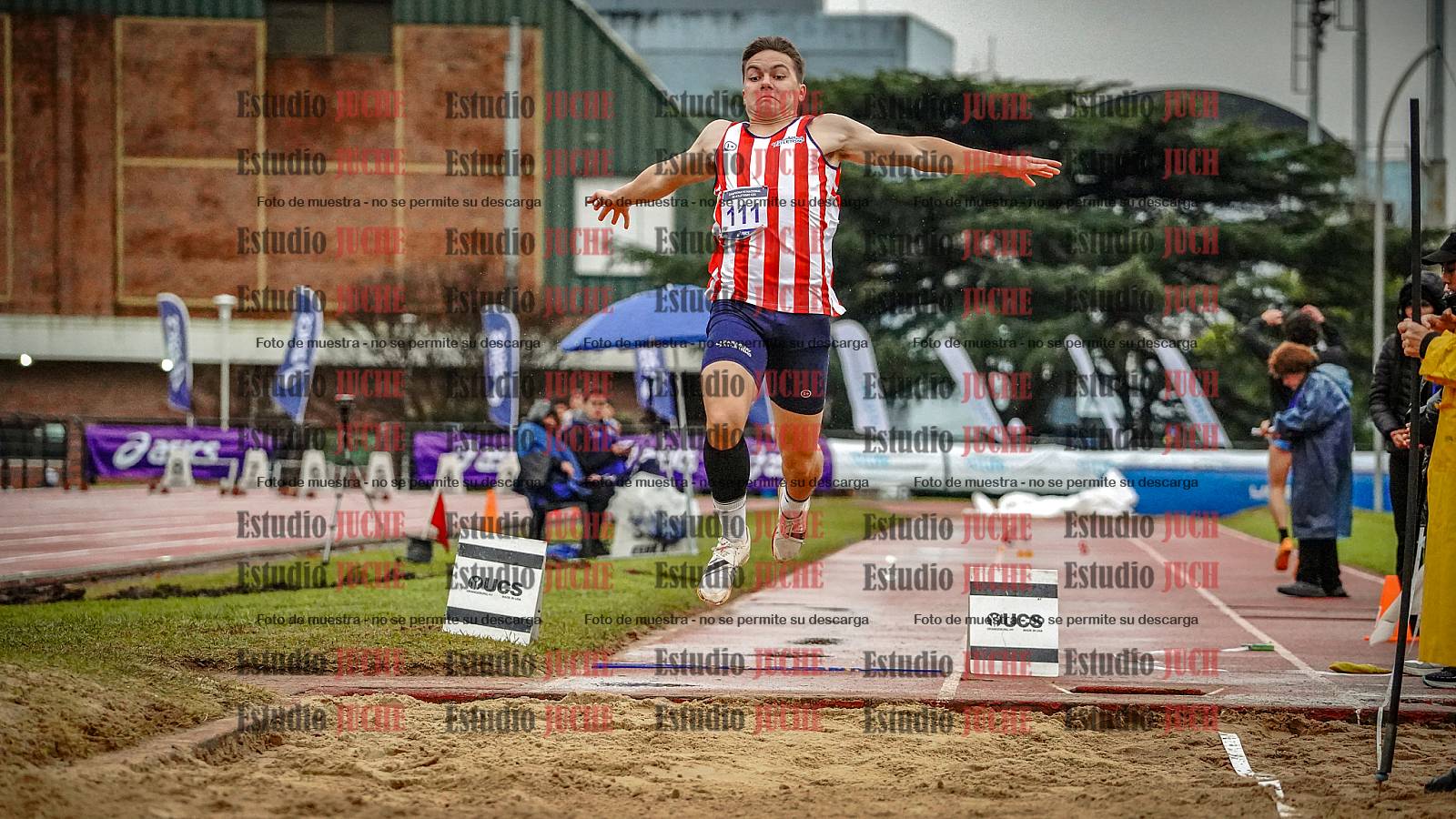 Fotos del salto en largo de varones