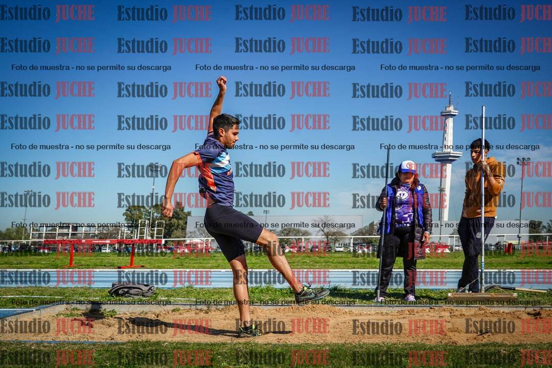 Fotos del salto en largo de varones