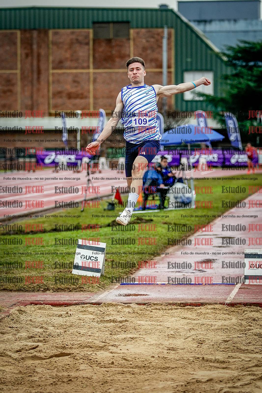 Fotos del salto en largo de varones