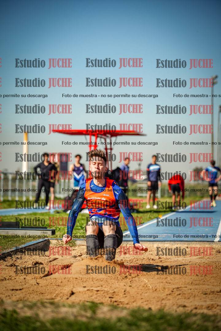 Fotos del salto en largo de varones