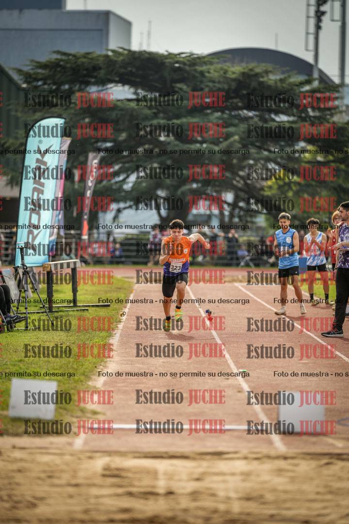 Fotos del salto en largo de varones