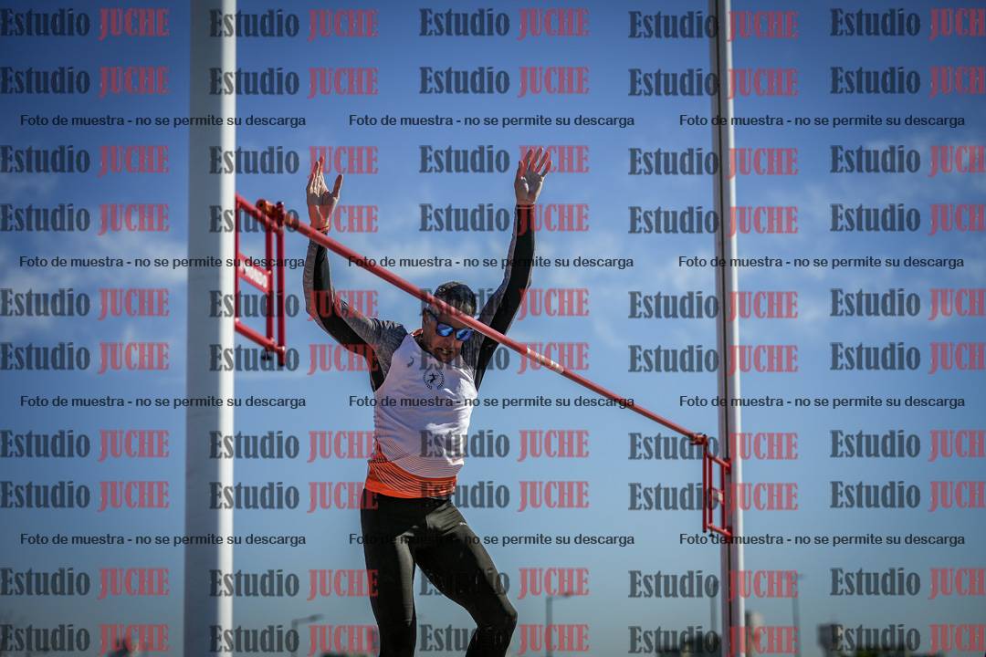 Fotos del salto con garrocha de mujeres y varones