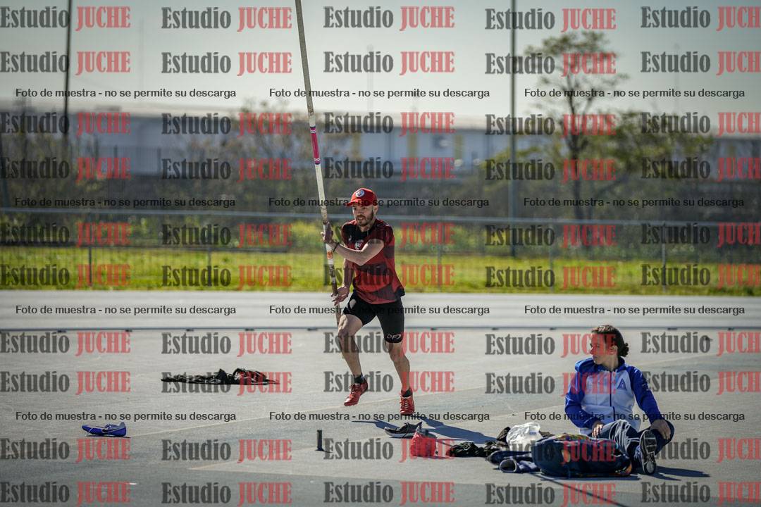 Fotos del salto con garrocha de mujeres y varones