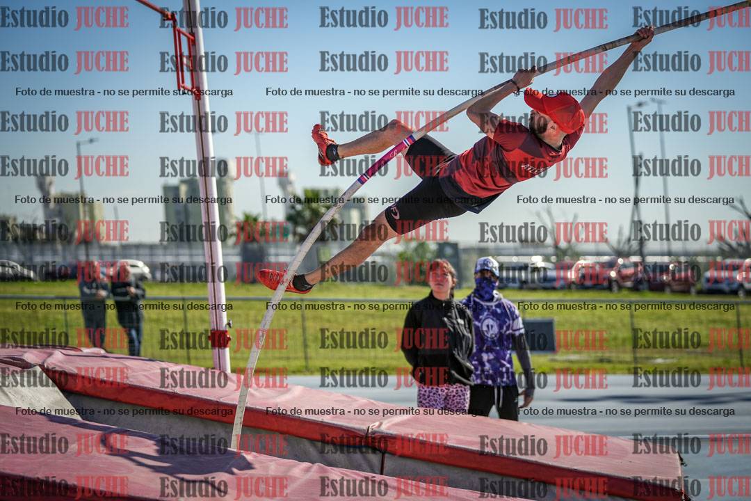 Fotos del salto con garrocha de mujeres y varones