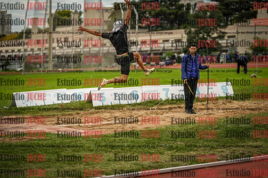 Fotos del salto en largo - varones mayores